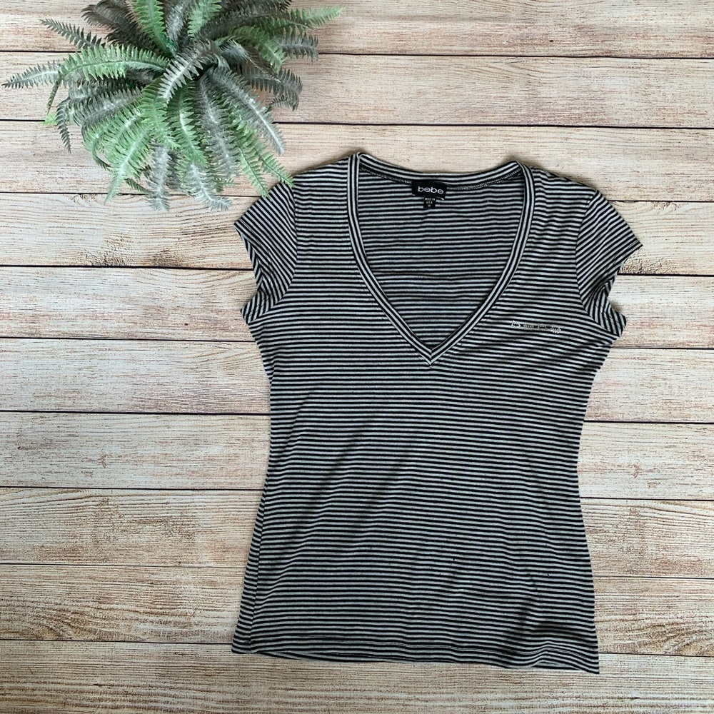 ✨5/$25✨ striped rhinestone logo v neck t-shirt